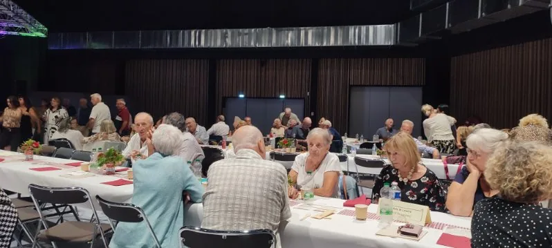 Les associations réunies autour des tables pendant le gala